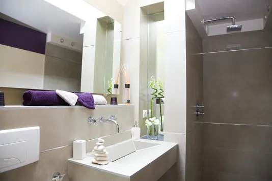 Badezimmer mit Waschbecken und Dusche